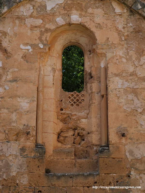 DETALLE DE VANO DE NAVE NORTE CON TRACERÍA MUDEJAR AÑADIDA